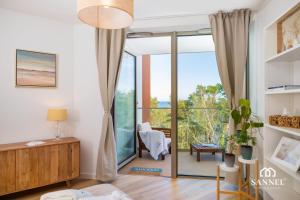 soggiorno con porta scorrevole in vetro di Apartament Lux Sea z dostępem do basenu,saun-Pinea Apartments Pobierowo-SANNEL Apartments for rent a Pobierowo Altre 68 foto