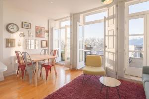 Un comedor con mesa y sillas en Fil's Place, en Oporto