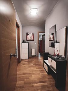 een kamer met een hal met een deur en houten vloeren bij SOLPOR in Silleda