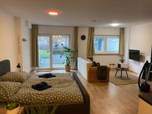 a living room with a couch and a tv at Zuhause fühlen in Kreuzberg in Berlin