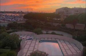 een groep van drie zwembaden bij zonsondergang bij STUDIO VUE PORT PISCINE PARKING in Cap d'Agde