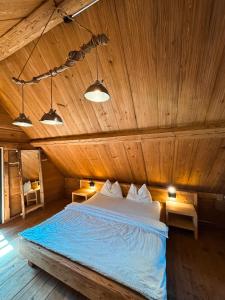 Säng eller sängar i ett rum på Ferienhaus Spycher im Emmental