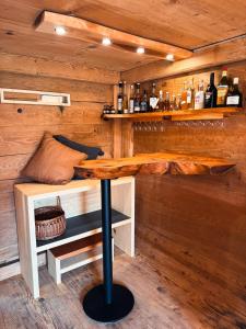 - un bar avec une table dans une pièce en bois dans l'établissement Ferienhaus Spycher im Emmental, à Lützelflüh