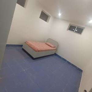 比卡內爾的住宿－VTP Guest House，小房间,角落里设有一张床