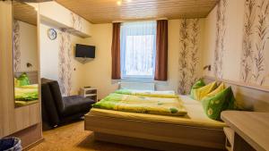 Кровать или кровати в номере Landgasthof Probstei Zella