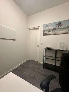 Serenity Residence في لاهاي: غرفة بيضاء مع كرسي ومكتب