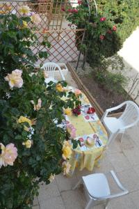 uma mesa com flores ao lado de duas cadeiras em Gtes Aux Portes de lEure Les Coquelicots em Vernon