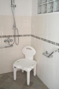 uma casa de banho branca com um WC e um chuveiro em Gtes Aux Portes de lEure Les Coquelicots em Vernon
