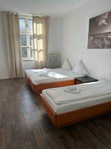 een kamer met 2 bedden en een raam bij dreams Düsseldorf in Düsseldorf