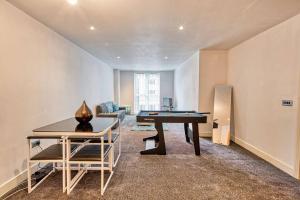 uma sala de estar com uma mesa de pingue-pongue em Guest Homes - Cutlass Court em Birmingham