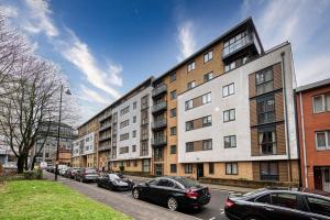 uma fila de edifícios numa rua com carros estacionados em Guest Homes - Cutlass Court em Birmingham