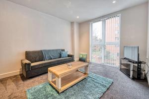 uma sala de estar com um sofá e uma mesa de centro em Guest Homes - Cutlass Court em Birmingham