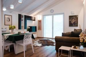 Ivana-suite CIPAT 022104-AT-013433 في ليفيكو تيرمي: غرفة معيشة مع طاولة وأريكة