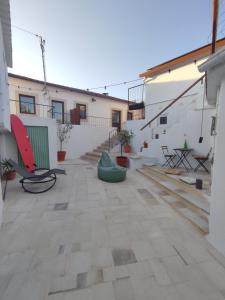 un patio con sillas y escaleras en un edificio en Vivenda Montanha - Relax in Nature en Alcaria