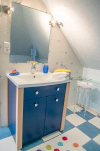 a bathroom with a sink and a mirror at Les Hauts de Fondanger in Cublac