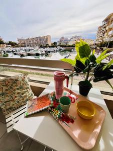 een dienblad op een tafel met uitzicht op een haven bij Magnifique T2 au calme avec une superbe vue sur le port in Canet-en-Roussillon