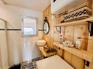 een badkamer met een toilet, een wastafel en een douche bij Magnifique T2 au calme avec une superbe vue sur le port in Canet-en-Roussillon