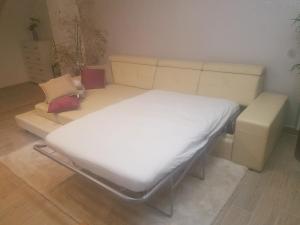 ein Bett und ein Sofa im Wohnzimmer in der Unterkunft Villa Rogge in Berlin