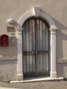 una porta con un cancello di ferro sul lato di un edificio di Palazzina Gelsomino a Desenzano del Garda