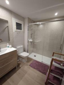 een badkamer met een douche, een toilet en een wastafel bij Casa Capitolio - Albir in Albir
