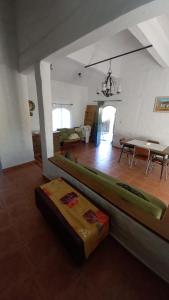 uma grande sala de estar com um sofá e uma mesa em CATALINA em San Antonio de Arredondo