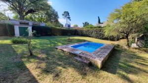 - une piscine dans une cour avec un banc en pierre dans l'établissement CATALINA, à San Antonio de Arredondo