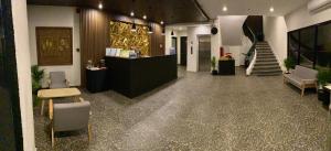vestíbulo de oficina con escalera y recepción en Rudolfo Suites, en Roxas City
