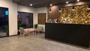 罗哈斯城Rudolfo Suites的大楼内配有桌椅的大厅