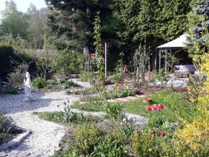 un jardín con muchas flores y plantas diferentes en Allsaitig Klang- und Seminarzentrum Selb en Selb