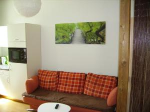 a living room with a couch and a picture on the wall at Allsaitig Klang- und Seminarzentrum Selb in Selb