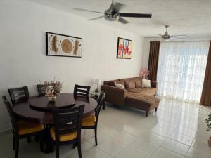 a living room with a table and a couch at NUEVA Casa Tipo Departamento Totalmente Climatizado in Tampico