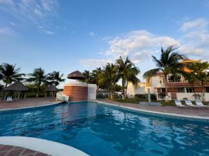 basen w ośrodku z palmami w obiekcie Tucacasposadas w mieście Tucacas
