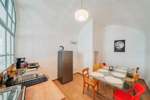 een keuken en eetkamer met een tafel en stoelen bij Hidden Gem with red Door in Wenen