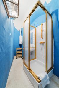 een badkamer met een douche in een blauwe kamer bij Hidden Gem with red Door in Wenen