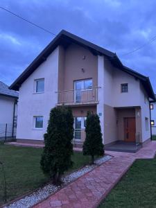 サラエボにあるVacation Home MEŠIĆの木々が目の前に広い白い家