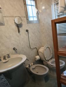 La salle de bains est pourvue d'un lavabo et de toilettes. dans l'établissement La casa di Marilyn in Fiera, à Bologne