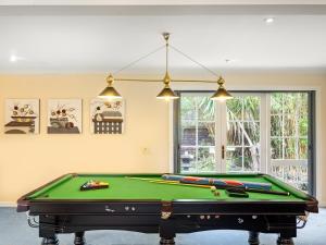 een pooltafel in een woonkamer met een pooltafel bij 4BR German style Villa w Pool Eight Mile Plains in Brisbane