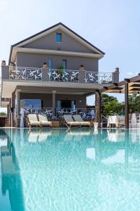 una villa con piscina di fronte a una casa di Rumi Boutique Hotels&Spa Only adults ad Ascea
