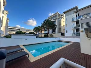 einen Pool auf einer Terrasse neben einem Gebäude in der Unterkunft Central 2BR APT for 6PPL w free parking South BNE in Brisbane