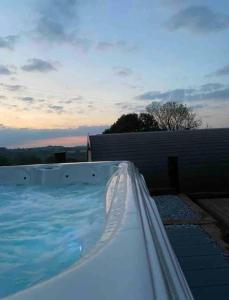 uma grande piscina num quintal em Secluded Luxury Pod with Hot Tub em Launceston