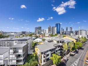 uma imagem do horizonte da cidade com edifícios em Stylish 2BR Haven in West Ends Vibrant Heart em Brisbane