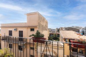 - une vue depuis le balcon d'un bâtiment dans l'établissement House & Villas - Casa di Lucia, à Noto