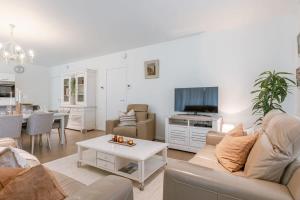 een woonkamer met een bank en een tafel bij A luminous apartment near the marina in Oostende