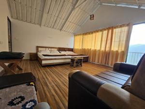 Habitación grande con 2 camas y sofá en Mount Forest, en Meppādi