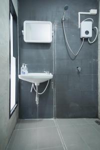 Yan Nawa的住宿－GO INN Silom - BTS Saint Louis โกอินน์ สีลม - สถานีรถไฟฟ้าเซนต์หลุยส์，一间带水槽和淋浴的浴室