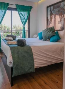 een slaapkamer met een groot bed en een groot raam bij TOP APPARTEMENT GUELIZ in Marrakesh