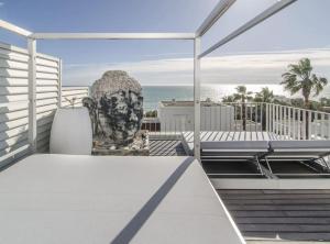 um pátio exterior com vista para o oceano em Duplex vistas mar con piscina em Sant Pere de Ribes