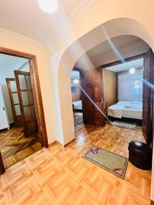 um quarto com um arco e um quarto com uma cama em Apartment Haidar Abashidze em Batumi