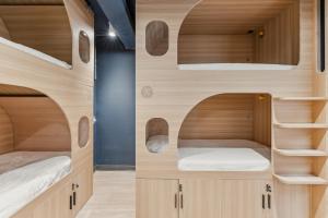 1 dormitorio pequeño con 1 cama y 1 dormitorio con paredes de madera. en Meco Hotel, en Boston