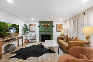 - un salon avec un canapé et une cheminée dans l'établissement Newly Remodeled Bight & Cozy Basement Apartment, à Camas
